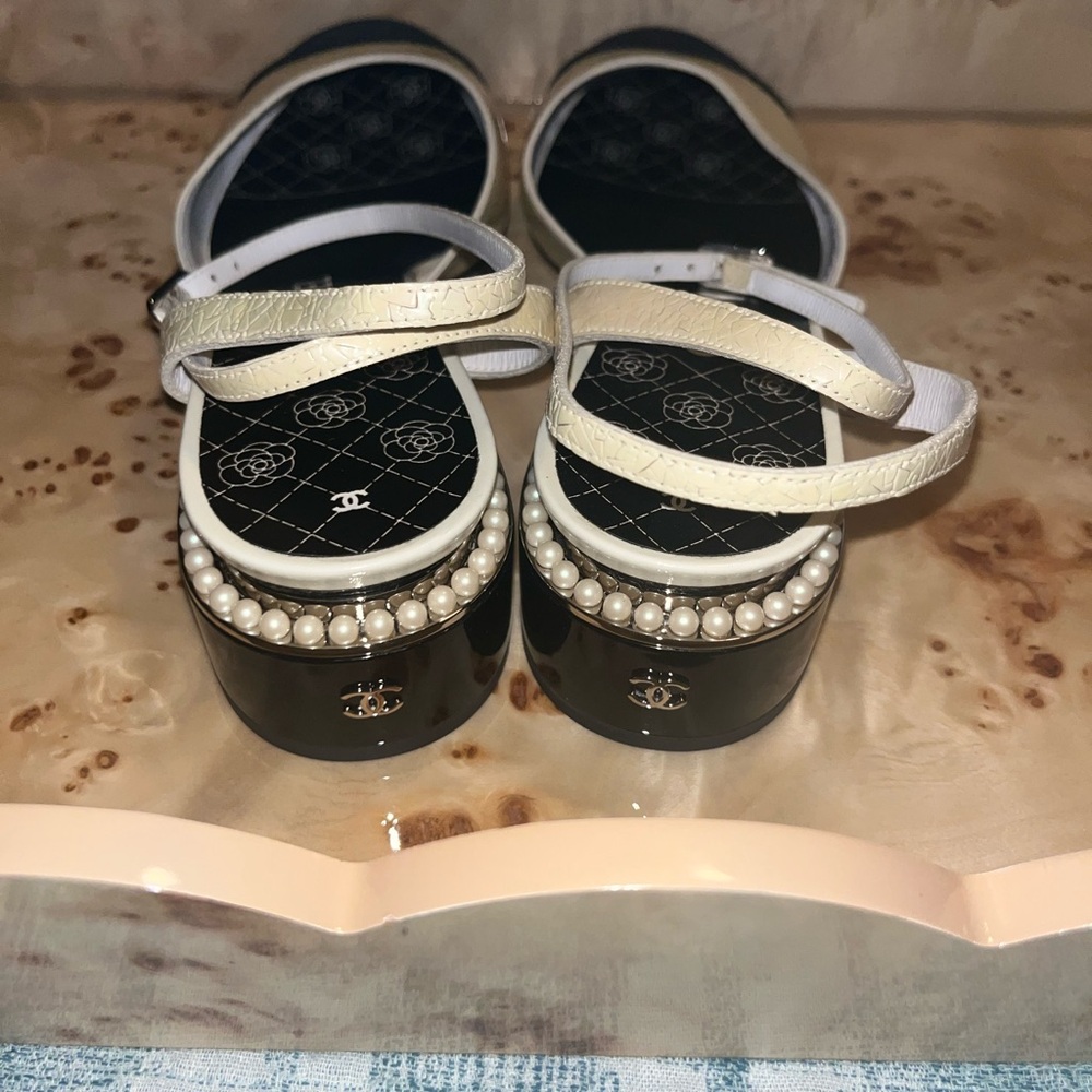 Chanel Women's Black and Cream Shoes - Picture 5 of 6